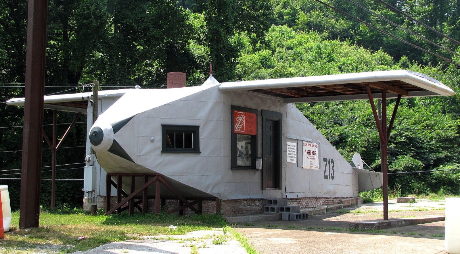 The petrol station shaped like a plane in Powell, Tennessee