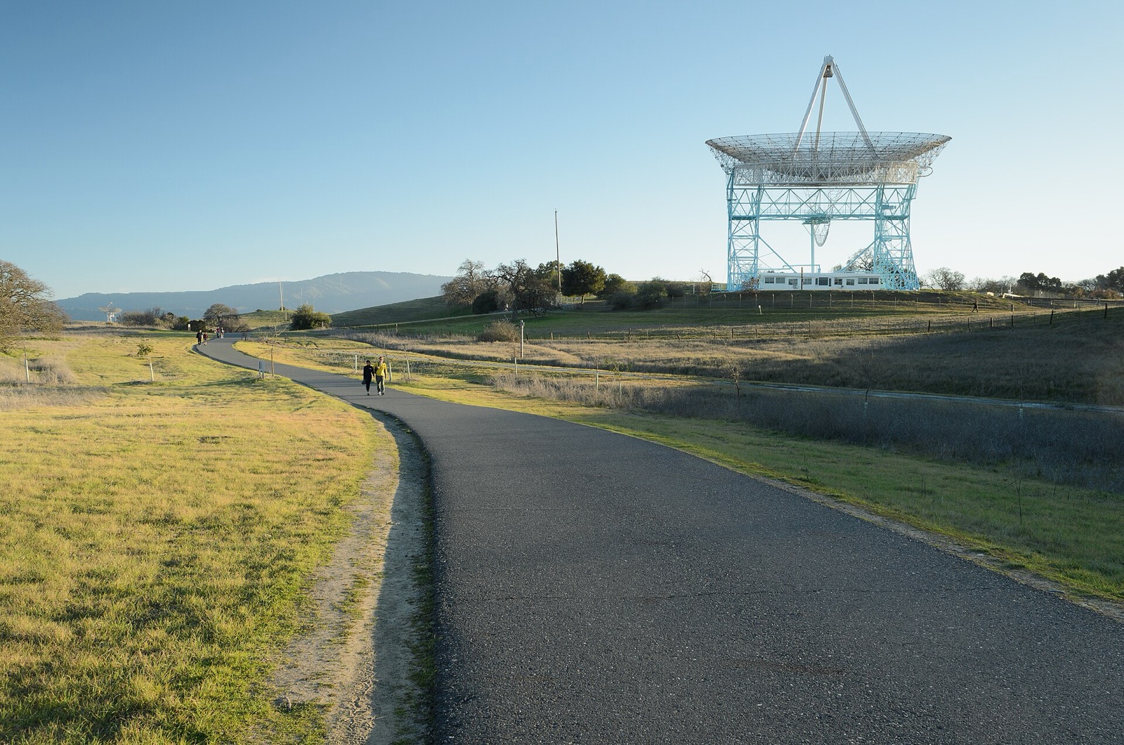The radio telescope crossed by footpaths in California, United States